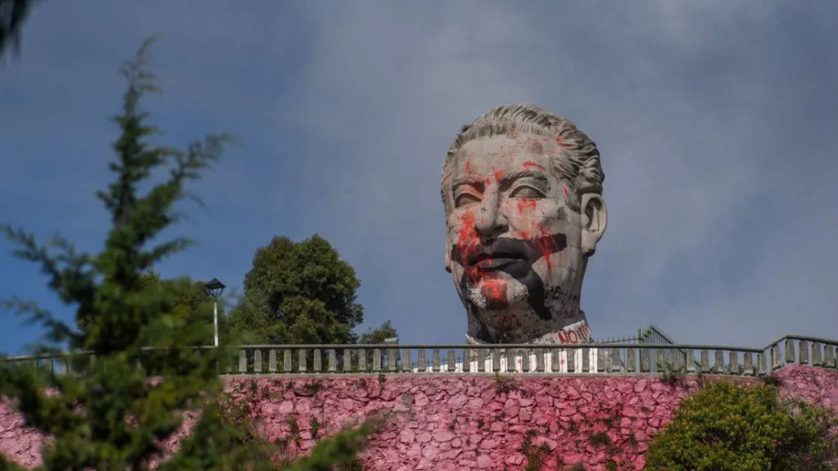 La cabeza del expresidente López Mateos en el Cerro de Coatepec fue atacado por encapuchados, según denuncias en redes sociales.