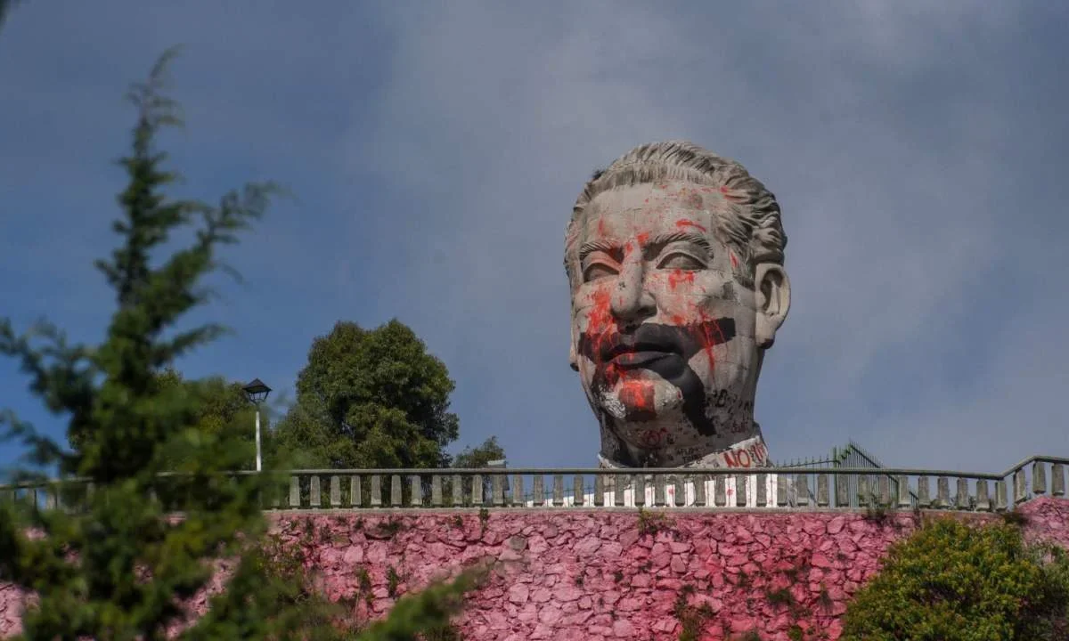 La cabeza del expresidente López Mateos en el Cerro de Coatepec fue atacado por encapuchados, según denuncias en redes sociales.