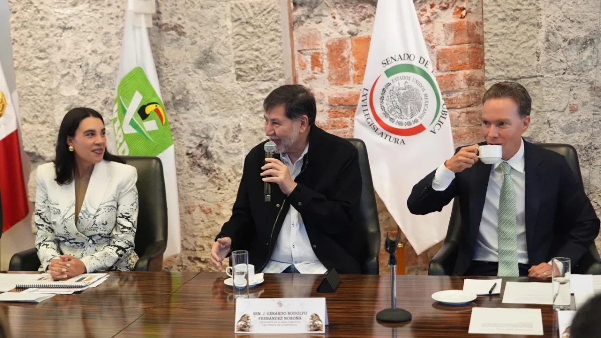 Manuel Velasco y Fernández Noroña durante la sesión en la que cuestionaron la permanencia del PRI en la vicepresidencia del Senado.