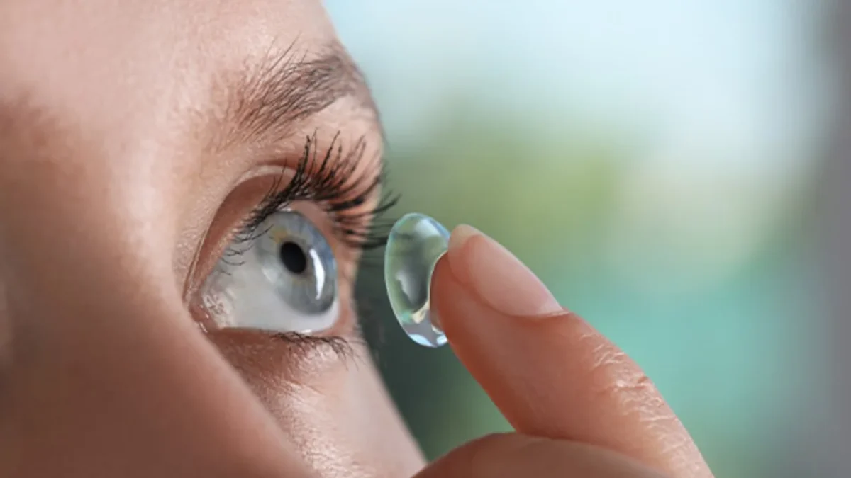 Los lentes de contacto brindan comodidad y estética, aunque requieren higiene estricta y revisiones médicas para mantener una visión saludable.