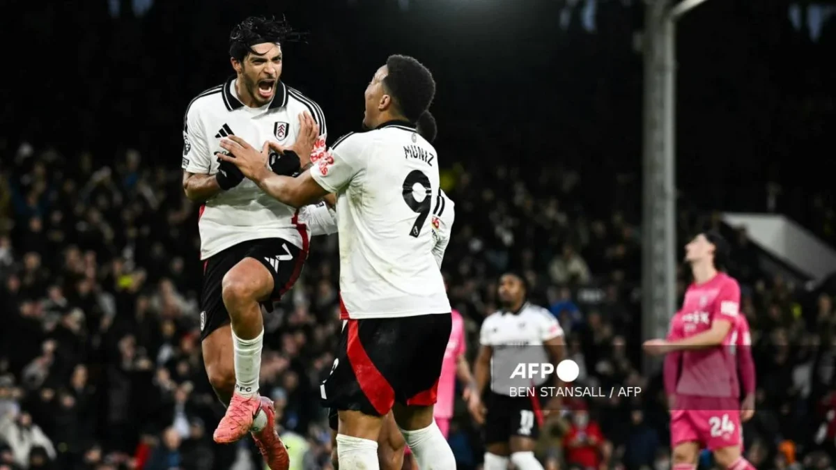 El mexicano Raúl Jiménez anotó un golazo con el Fulham.