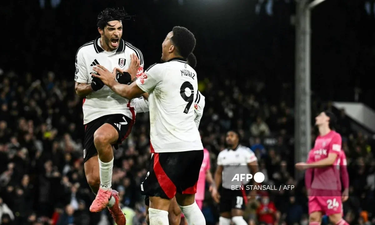 El mexicano Raúl Jiménez anotó un golazo con el Fulham.