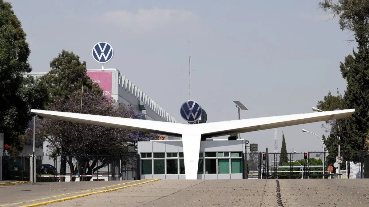 La marca alemana Volkswagen y sindicato acordaron aumento salarial del 4% para empleados de la planta en Puebla.