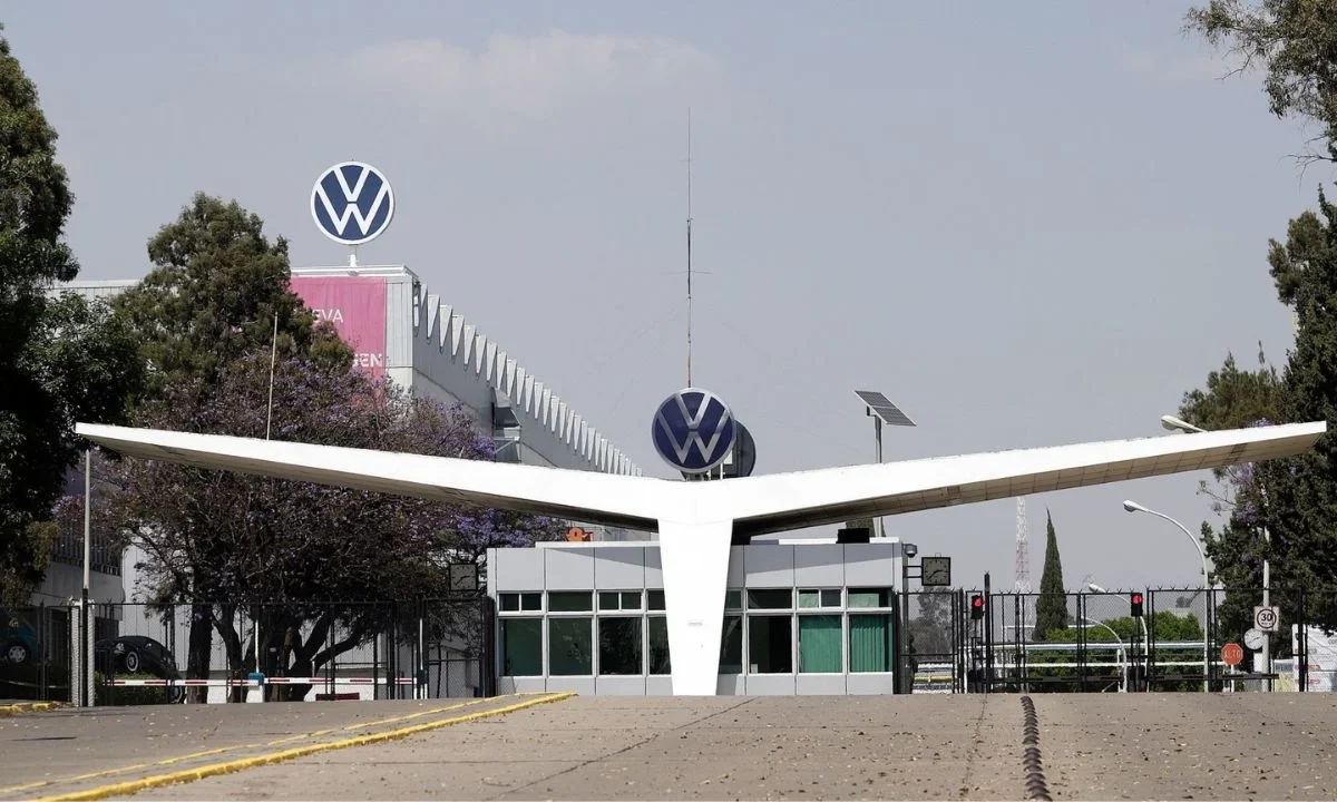 La marca alemana Volkswagen y sindicato acordaron aumento salarial del 4% para empleados de la planta en Puebla.