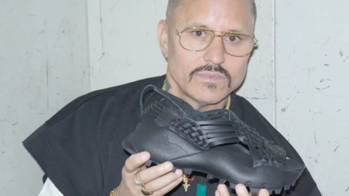 Willy Chavarría reconoce apropiación cultural por las sandalias 'Oaxaca Slip-On'