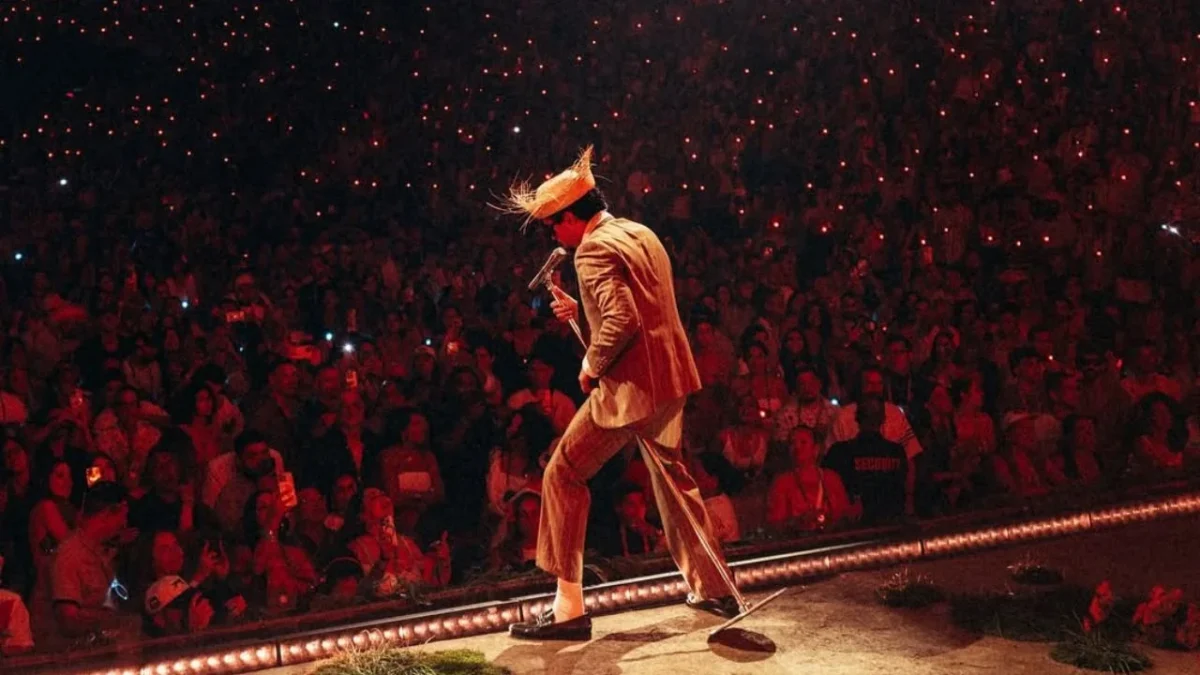 Además de su carrera musical, Bad Bunny ha incursionado en el mundo de la moda. Ha lanzado más de 30 pares de tenis al mercado en colaboración con Adidas