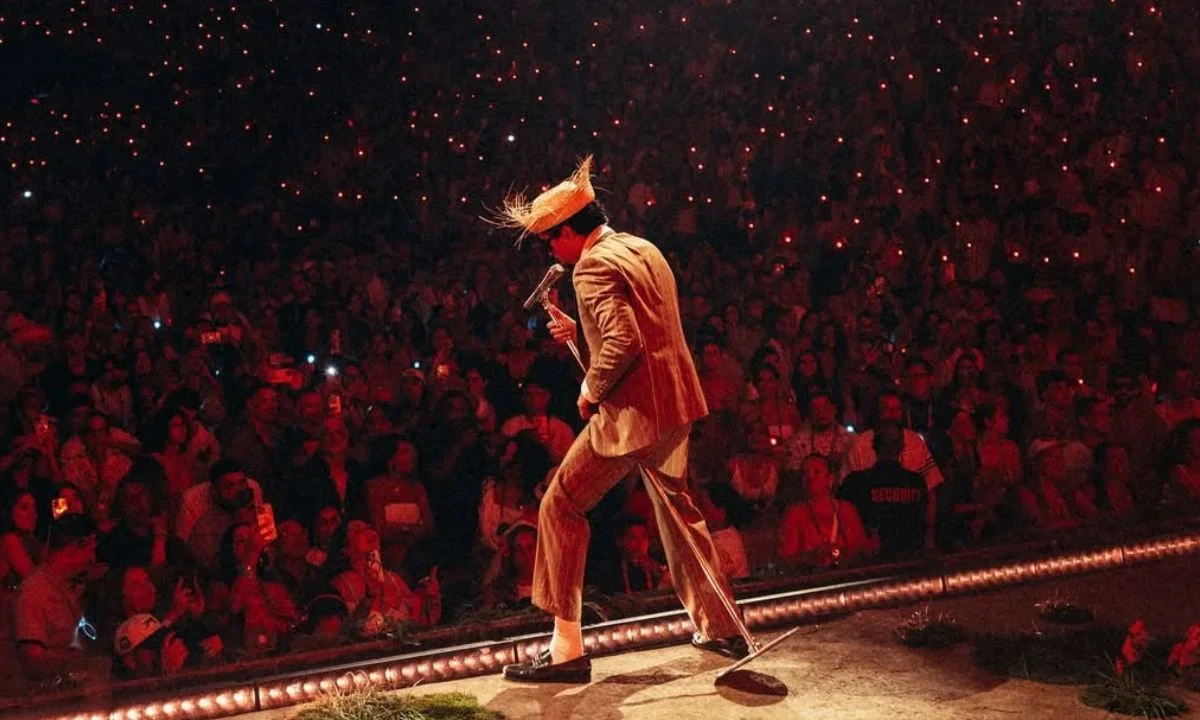 Además de su carrera musical, Bad Bunny ha incursionado en el mundo de la moda. Ha lanzado más de 30 pares de tenis al mercado en colaboración con Adidas