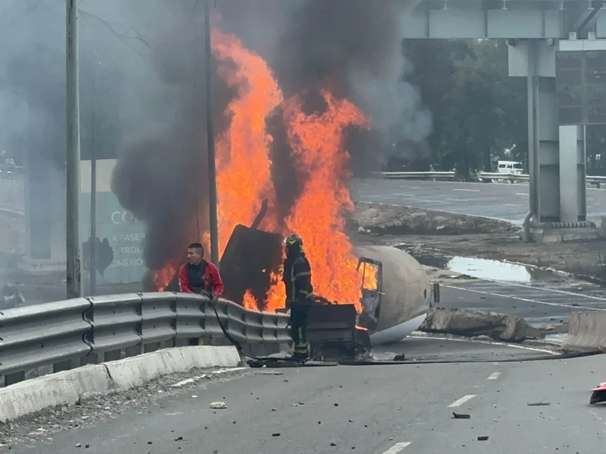Estas son las vialidades afectadas tras explosión de pipa de gas en Calzada Ignacio Zaragoza 