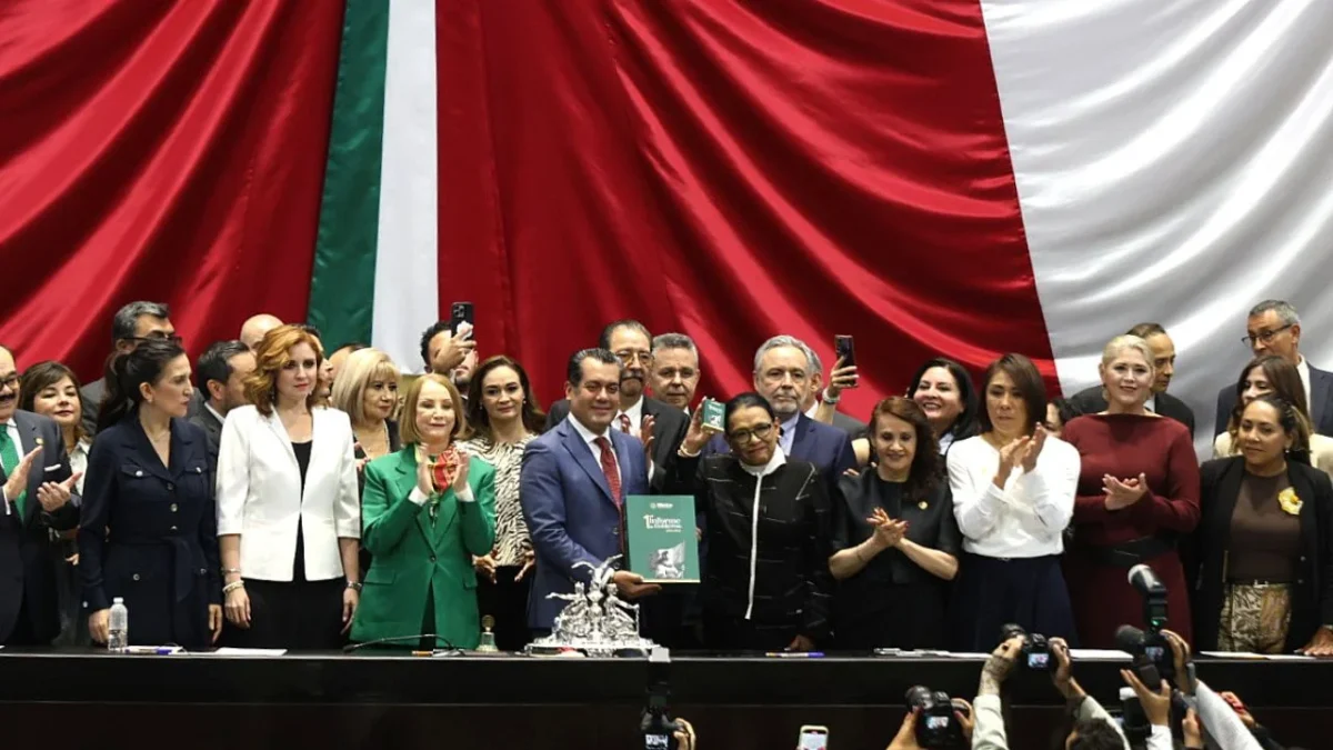 Protesta. Alito Moreno llegó a la sesión del Congreso acompañado de la bancada del tricolor, donde acusó una persecución política en su contra por parte de Morena. 