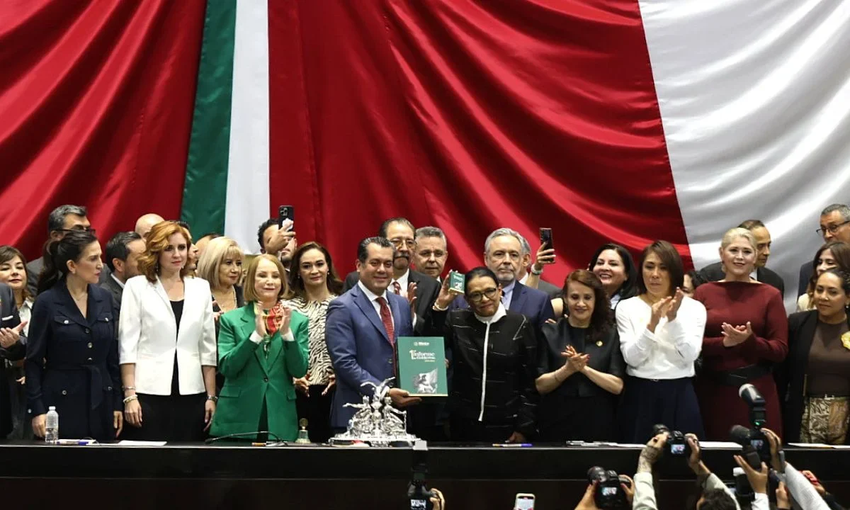 Protesta. Alito Moreno llegó a la sesión del Congreso acompañado de la bancada del tricolor, donde acusó una persecución política en su contra por parte de Morena. 