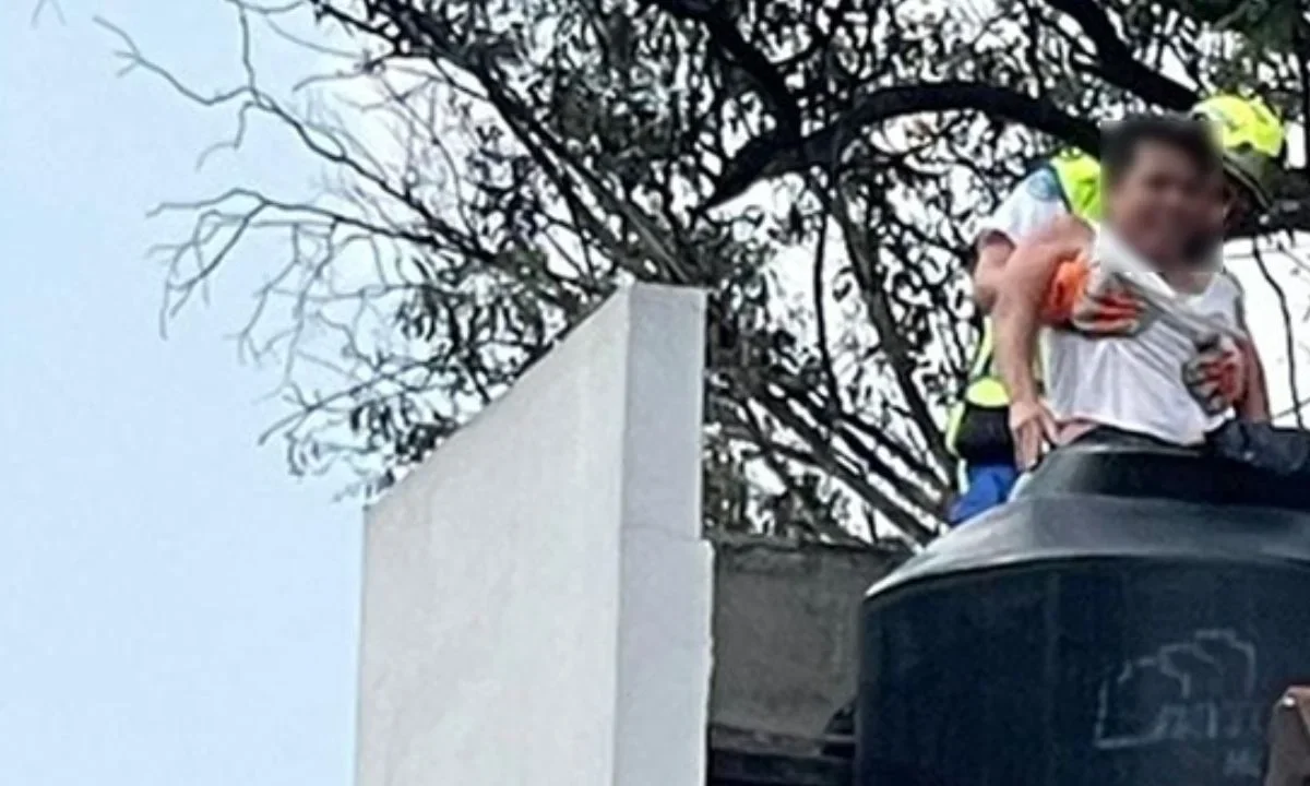 El hombre rescatado en Coyoacán, detalló que resbalo y cayó al tinaco mientras lo limpiaba