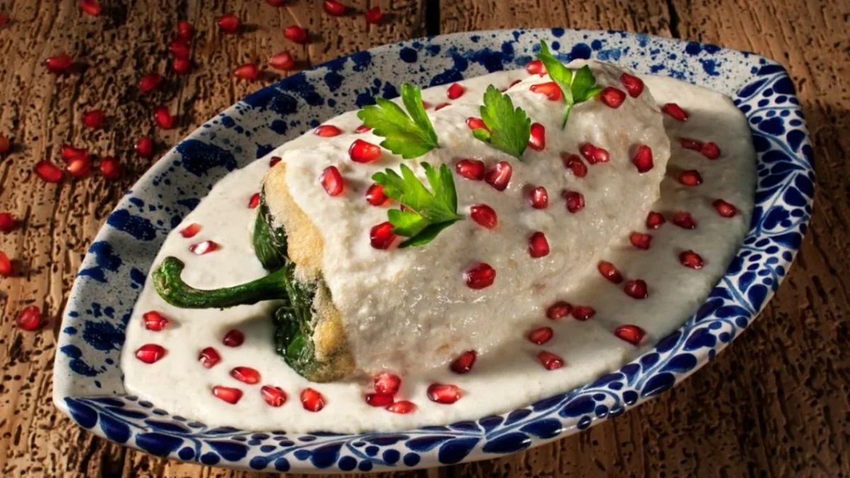 Los chiles en nogada, cada septiembre, su colores evocan a la bandera y se convierten en un plato que une familias , llena de sabor las fiestas patrias y reafirma que la gastronomía también es identidad