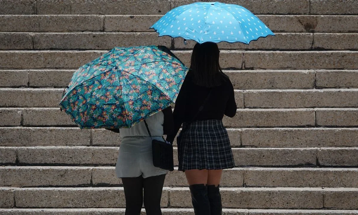 Para este sábado se prevé un ambiente caluroso y cielo parcialmente nublado con lluvias ligeras