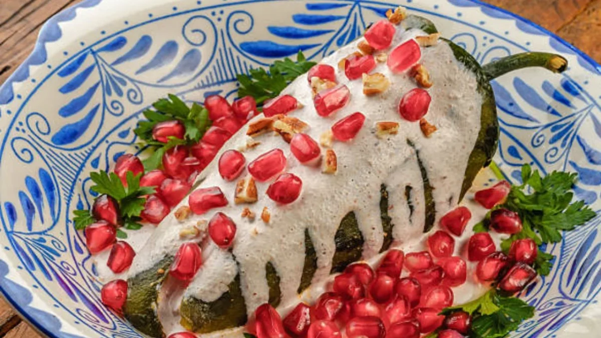 EN RESTAURANTE. En promedio, una familia de 4 pagaría $2,000 por los chiles en nogada