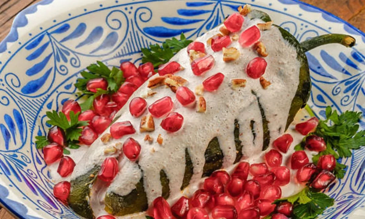 EN RESTAURANTE. En promedio, una familia de 4 pagaría $2,000 por los chiles en nogada
