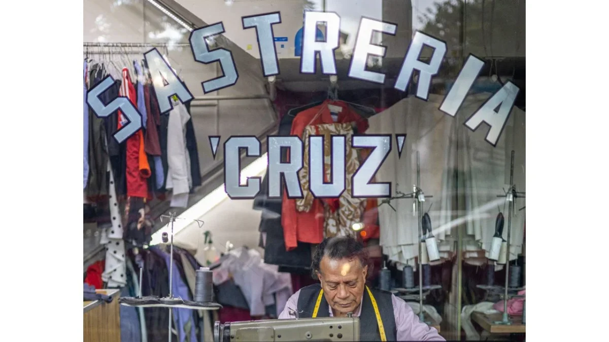 Pruebas. El dueño de la Sastrería Cruz explicó que en una semana le han llegado a solicitar que elabore hasta 5 trajes, lo que demuestra su eficacia.