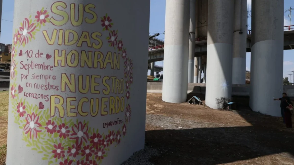Final. Aunque vecinos y comerciantes dicen que se trata de Yuvania y El Monas, dos víctimas de la explosión de una pipa gas en Iztapalapa, los cuerpos no han sido reclamados por lo que serán llevados al Incifo.