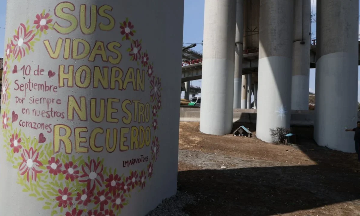 Final. Aunque vecinos y comerciantes dicen que se trata de Yuvania y El Monas, dos víctimas de la explosión de una pipa gas en Iztapalapa, los cuerpos no han sido reclamados por lo que serán llevados al Incifo.