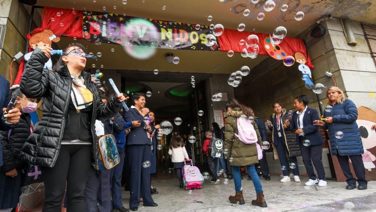 DE VUELTA. Este lunes las escuelas recibieron a millones de alumnos entre música, bailes, y ceremonias de bienvenida.