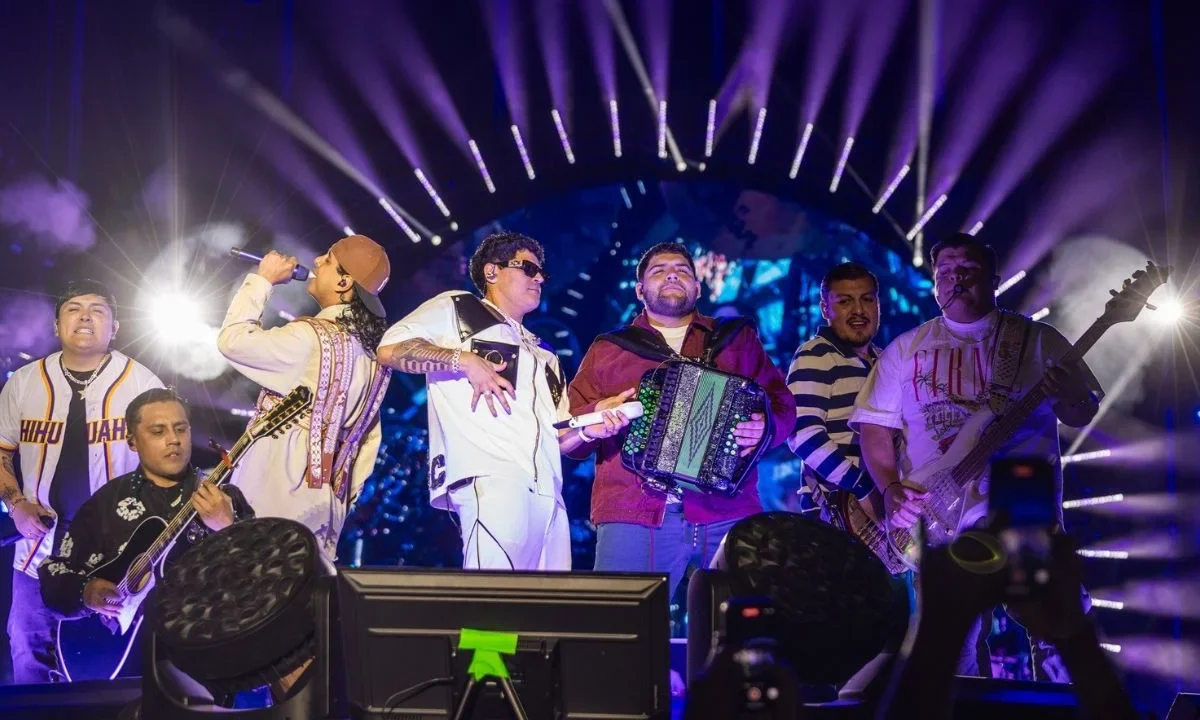 En el marcop d elas Fietas Patrias, Julión Álvarez tenía casi 50 mil boletos vendidos para su concierto en Arlington, Texas, antes de que le revocaran la visa