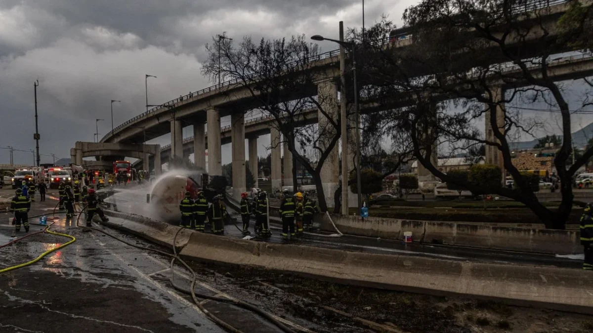 Tras la explosión de una pipa de gas en el Puente de la Concordia, en el Hospital General Ignacio Zaragoza hay ocho personas,atendidas; de ellas, cinco se encuentran estables, entre las que se encuentra un menor.