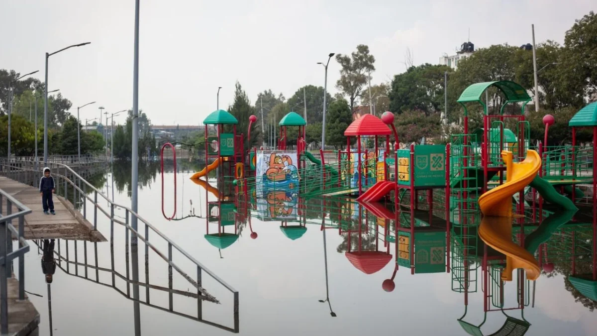 Caos. El Parque Lineal, ubicado en la alcaldía Venustiano Carranza, quedó bajo el agua derivado de la tromba; las lluvias afectaron el servicio de la Línea A del Metro.