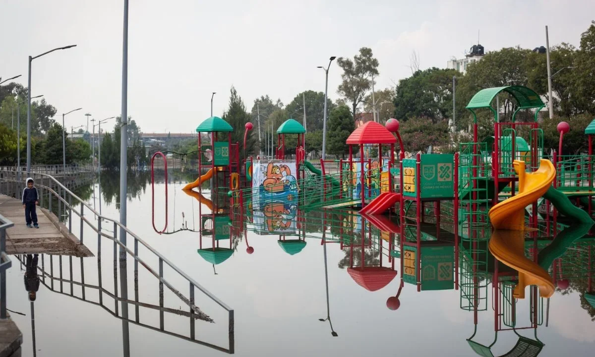 Caos. El Parque Lineal, ubicado en la alcaldía Venustiano Carranza, quedó bajo el agua derivado de la tromba; las lluvias afectaron el servicio de la Línea A del Metro.
