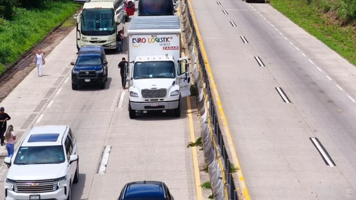 Luego de más de 7 horas, reabren la México-Puebla tras volcadura de pipa