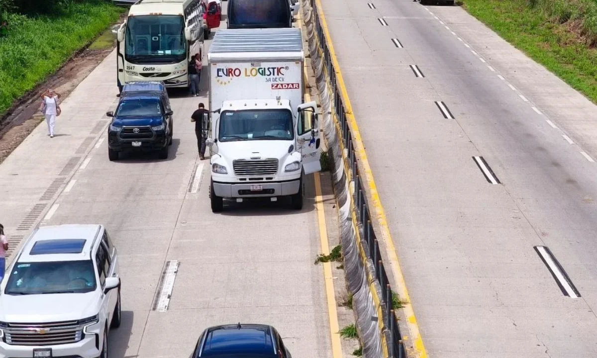 Luego de más de 7 horas, reabren la México-Puebla tras volcadura de pipa