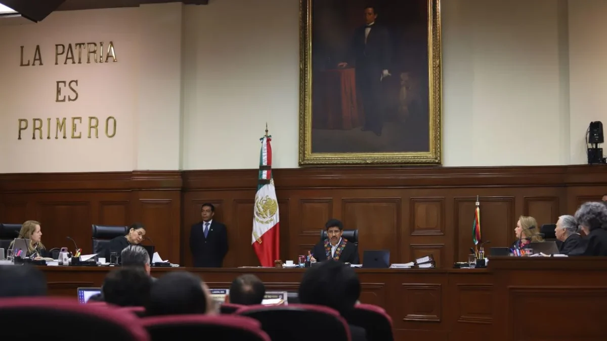 El presidente de la SCJN, Hugo Aguilar abrió la sesión histórica con el golpe de mallete y un desliz que fue no informar sobre que había quórum para iniciar los trabajos
