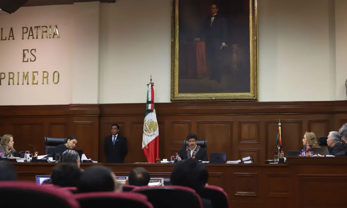 El presidente de la SCJN, Hugo Aguilar abrió la sesión histórica con el golpe de mallete y un desliz que fue no informar sobre que había quórum para iniciar los trabajos