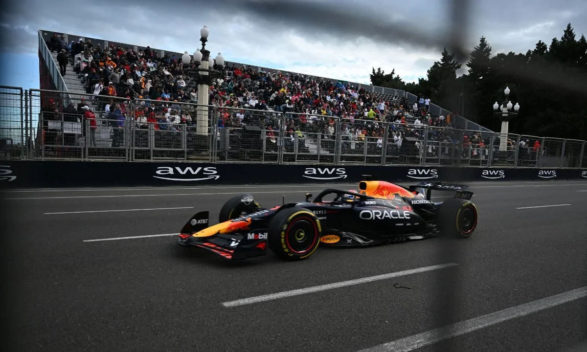 Max Verstappen impuso su experiencia secundado por dos invitados inesperados, Sainz y Lawson