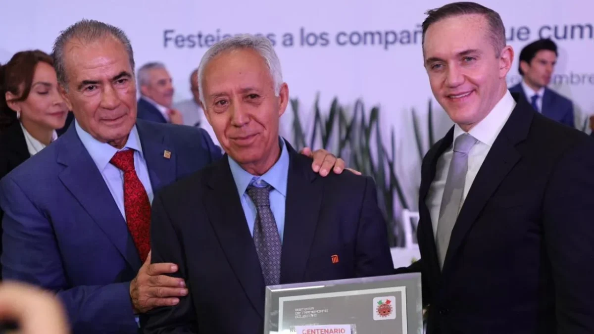 Trayectorias. Durante la celebración del Metro, varios empleados recibieron reconocimientos por parte de Adrián Rubalcava y el líder sindical, Fernando Espino.