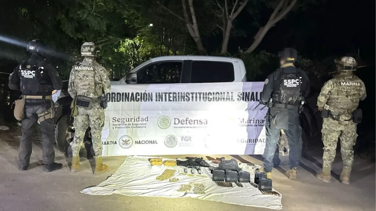 En el intercambio de disparos en Sinaloa, uno de los presuntos delincuentes falleció, y a los otros 2 se les aseguraron 3 armas cortas y 2 armas largas, cargadores, cartuchos útiles