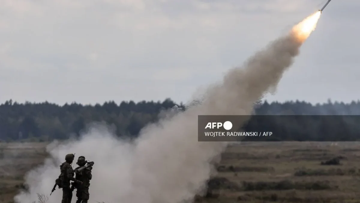 Soldados polacos disparan el misil antiaéreo portátil "Piorun" (Rayo) durante ejercicios militares de Polonia y países aliados de la OTAN en Orzysz