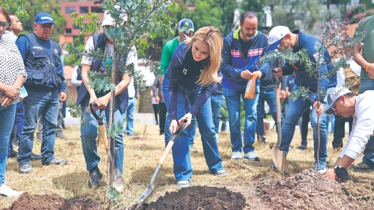 La presidenta municipal Romina Contreras supervisa trabajos de saneamiento y reforestación en la presa El Capulín.