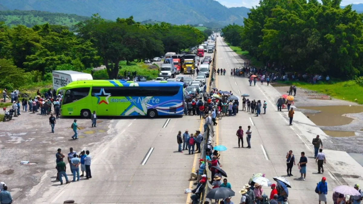 Padres de los 43 normalistas bloquean casi una hora la Autopista del Sol