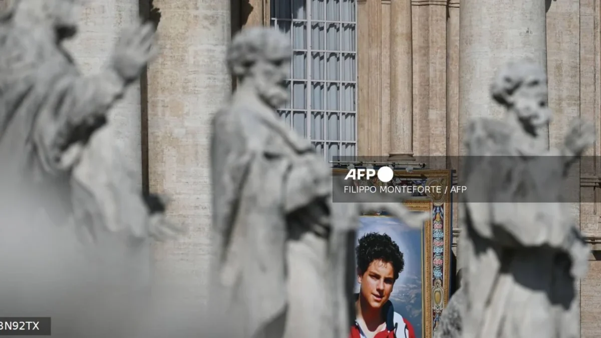 Papa León canoniza el primer santo milenial y fieles celebran en el Vaticano