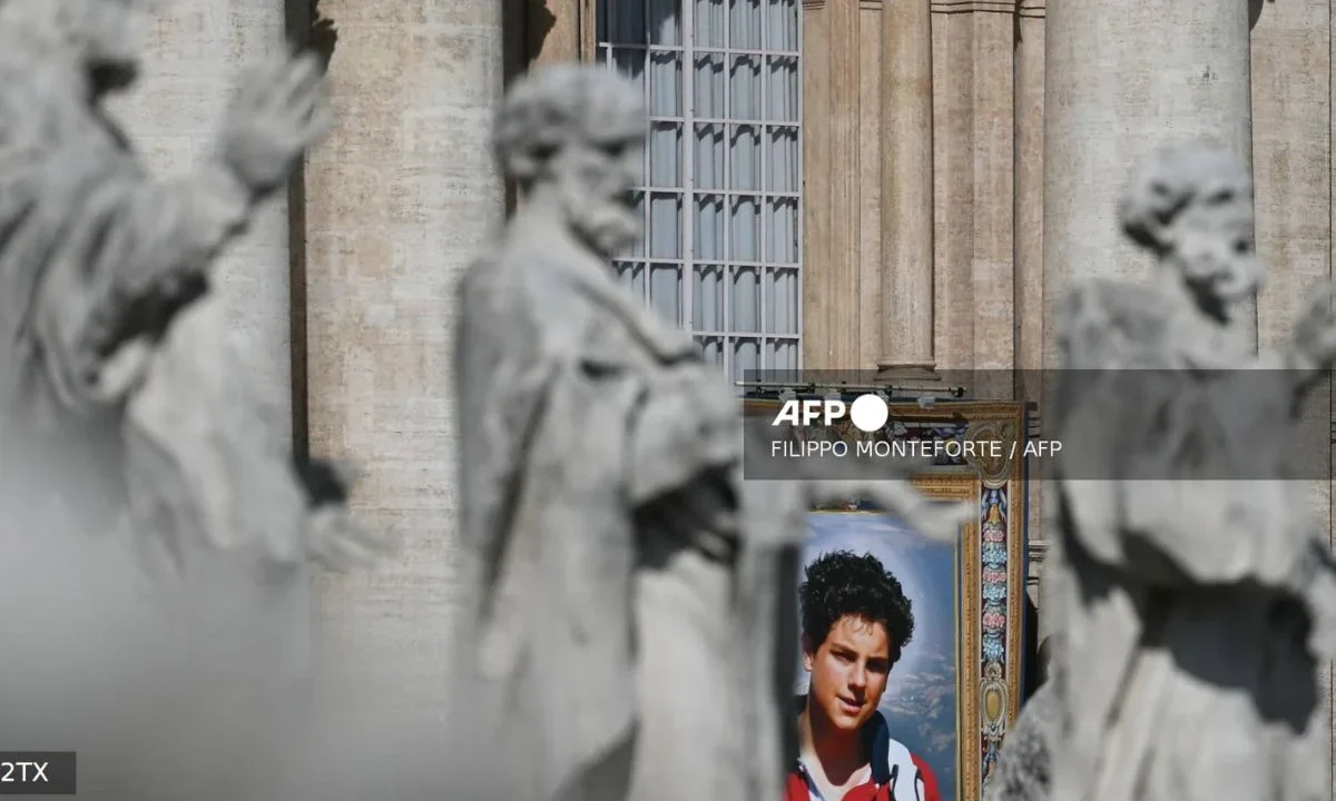 Papa León canoniza el primer santo milenial y fieles celebran en el Vaticano