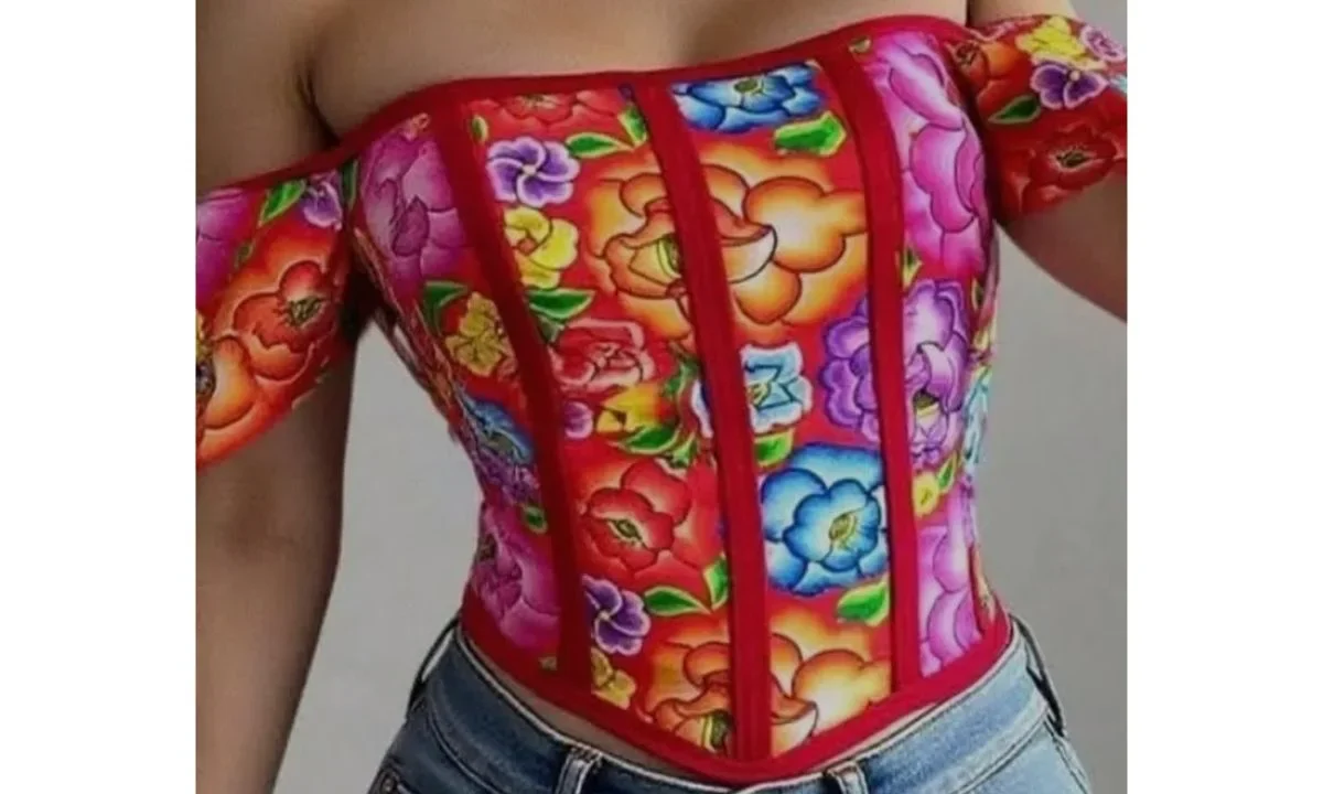 PLAGIO. La historia se repite con otro caso de plagio en Oaxaca, pero ahora con dos blusas artesanales: una con bordados del Istmo y la otra de San Antonino Castillo Velasco.