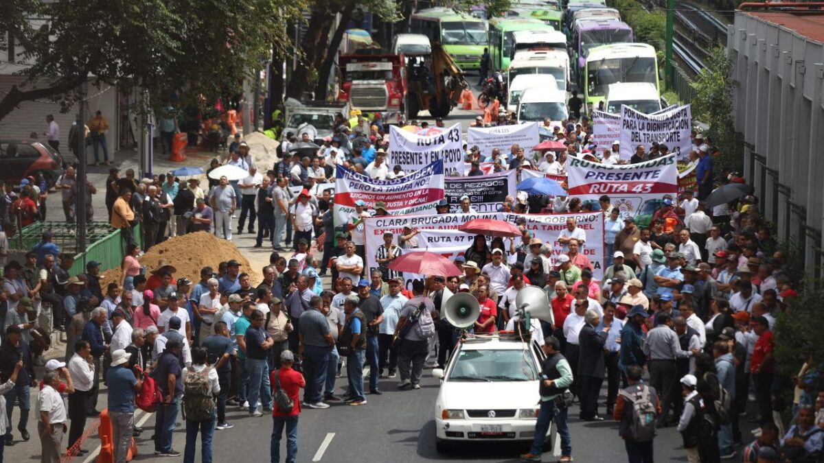 Protesta. Transportistas de servicio público concesionado amagaron con el cierre de los accesos a la capital durante este lunes para exigir que las autoridades atiendan sus demandas.