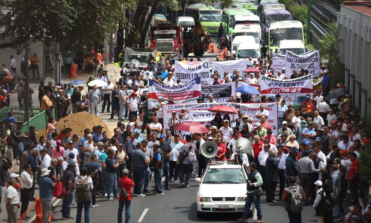 Protesta. Transportistas de servicio público concesionado amagaron con el cierre de los accesos a la capital durante este lunes para exigir que las autoridades atiendan sus demandas.