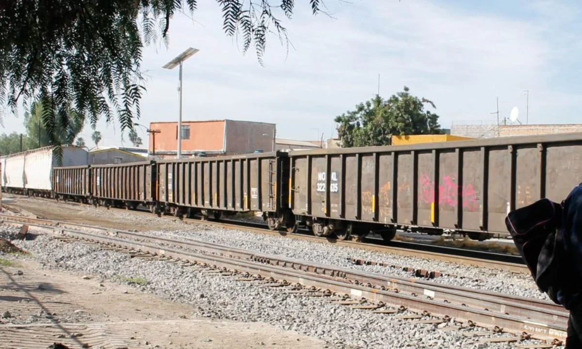 Tras tragedia en Atlacomulco, instalan plumas de cruce en las vías del tren