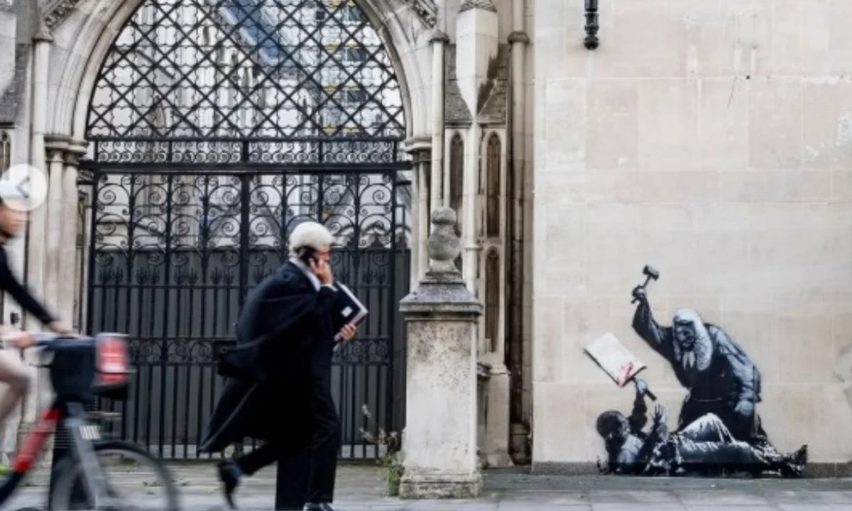 Una nueva obra de Banksy aparece en Londres tras detenciones de manifestantes propalestinos