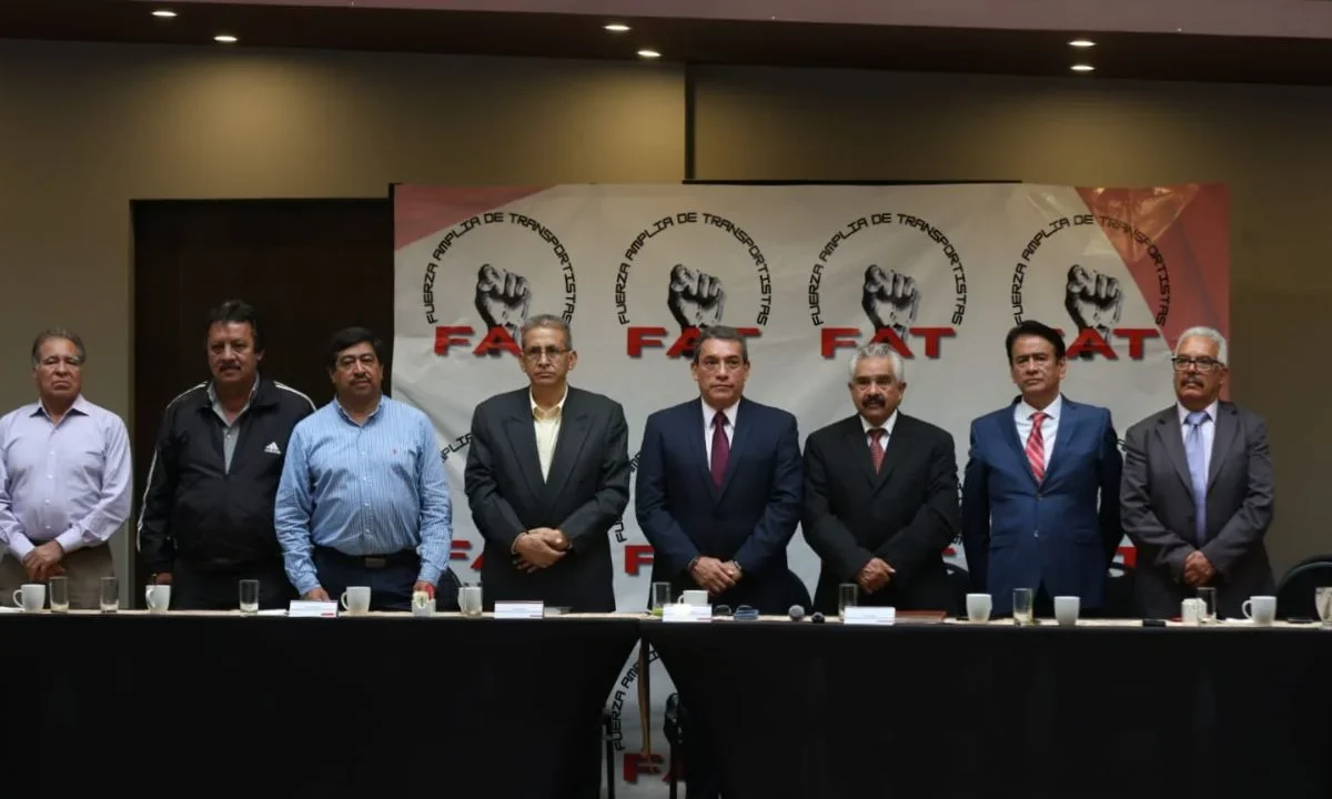 Van transportistas por aumento a tarifa en 2026 y acuerdan bono de combustible
