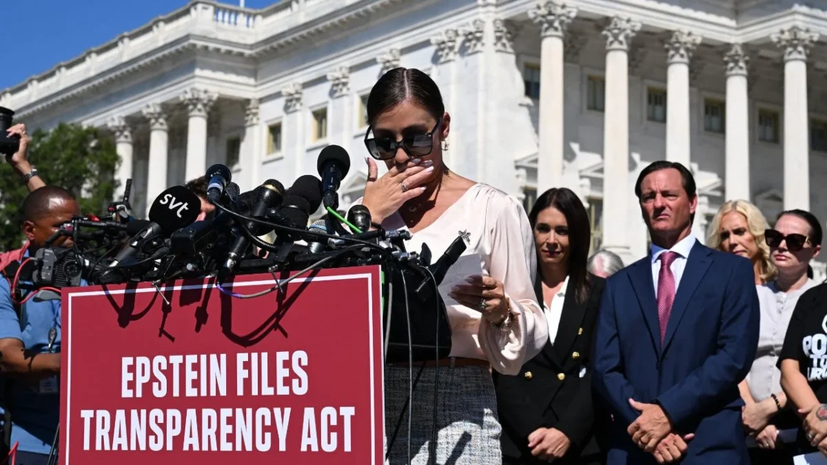 ACUSACIÓN. Ante el Capitolio, sobrevivientes de Jeffrey Epstein relataron los abusos sufridos durante su adolescencia, destacando los testimonios de Marina Lacerda