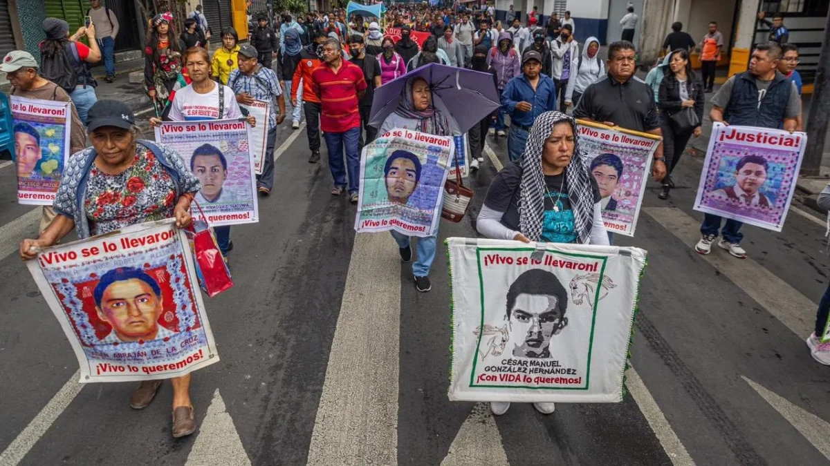 A 11 años del caso, padres de los 43 de Ayotzinapa protestan en el Campo Militar 1