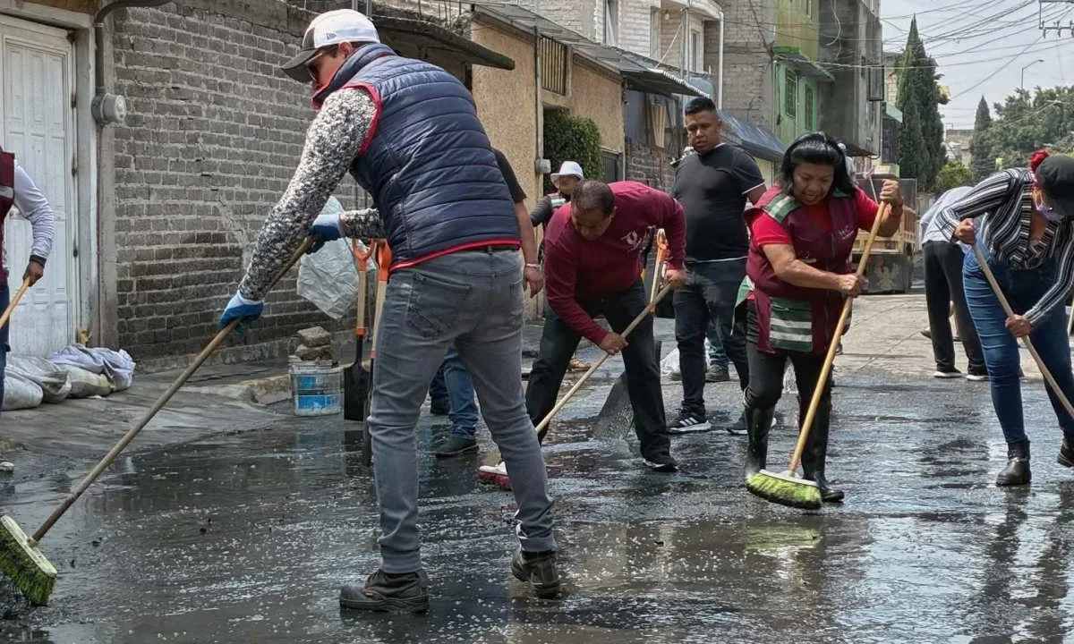 Se activaron 10 Brigadas de Reacción Inmediata para atender los encharcamiento e inundaciones en el municipio de Nezahualcóyotl, debido a las fuertes lluvias.