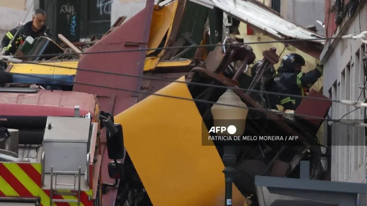 Al menos 15 muertos y 18 heridos dejó un descarrilamiento de funicular en Lisboa.