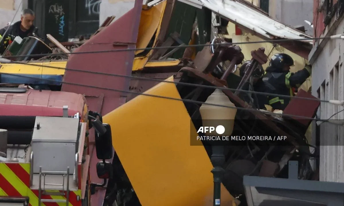 Al menos 15 muertos y 18 heridos dejó un descarrilamiento de funicular en Lisboa.